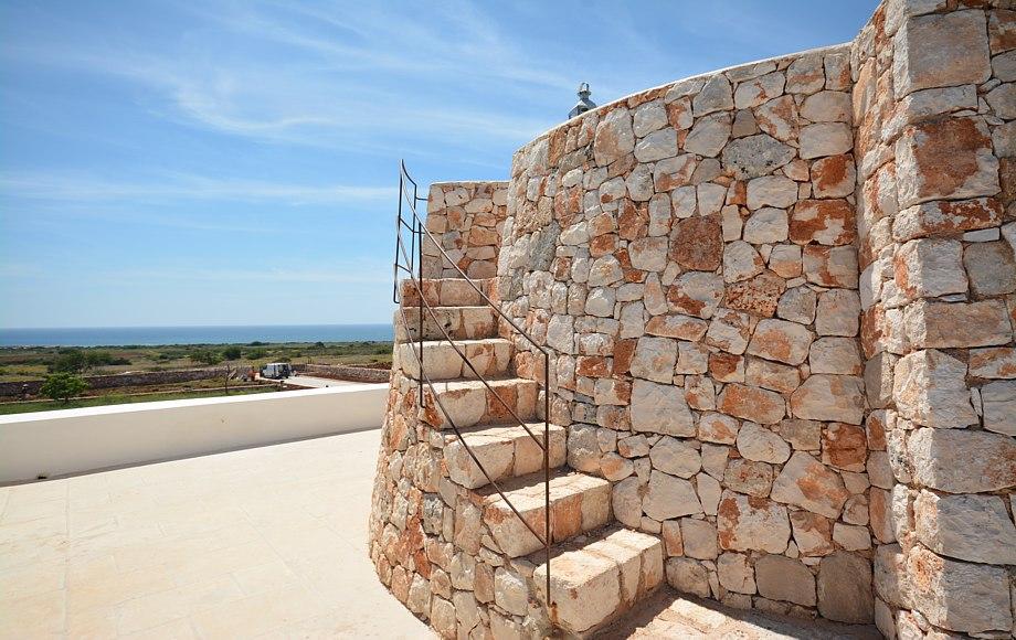 Terrazzo attrezzato vista mare al livello superiore